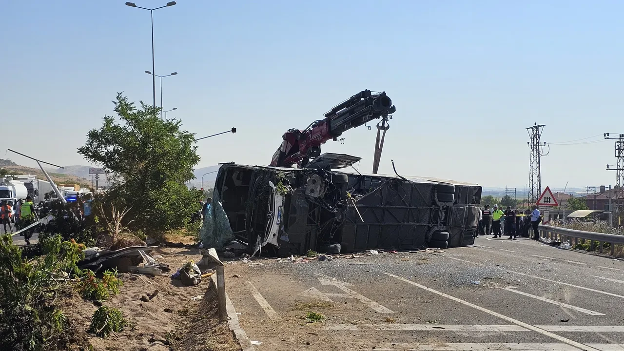 Kayseri'de yolcu otobüsü devrildi! Çok sayıda yaralı var