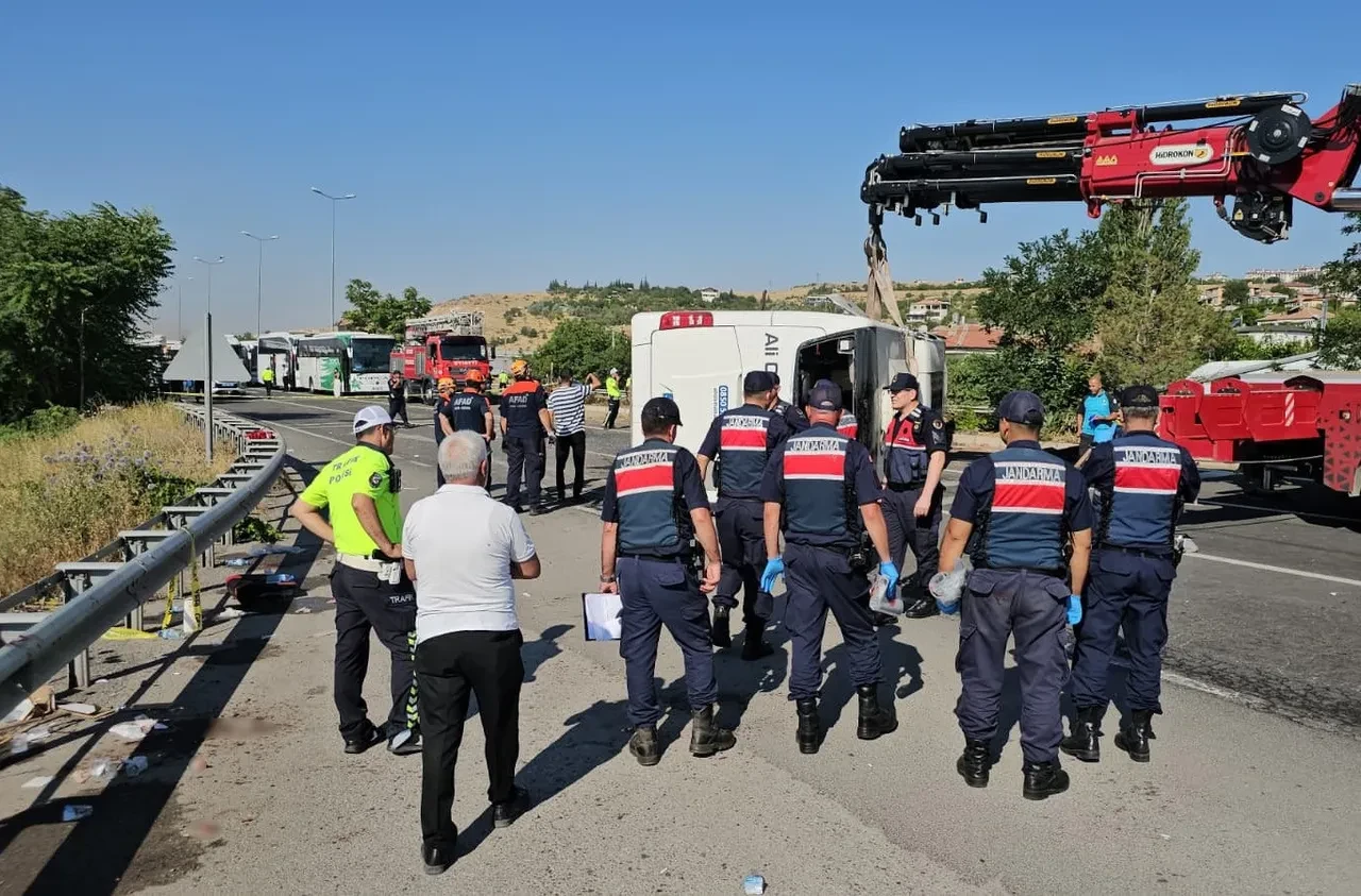 Kayseri'de yolcu otobüsü devrildi! Çok sayıda yaralı var