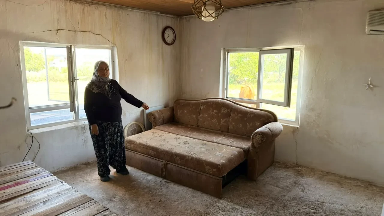 Kurtulduklarına sevinemediler! Antalyalı aile 10 gündür bahçede yaşıyor