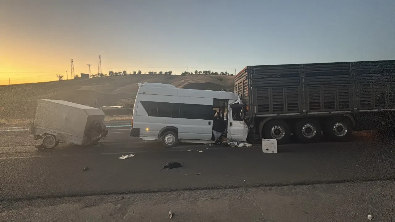 Malatya'da işçi servisi, tırın altına girdi: 19 yaralı