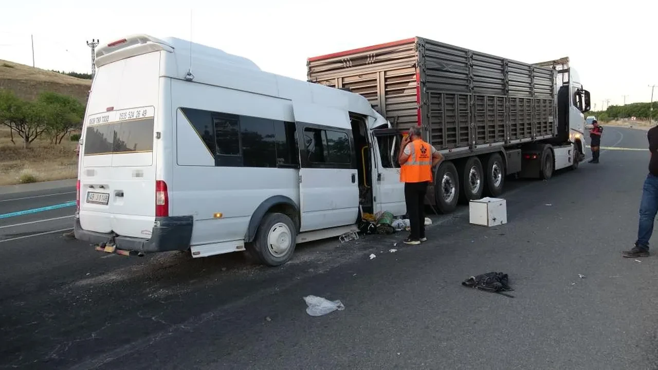 Malatya'da işçi servisi, tırın altına girdi: 19 yaralı