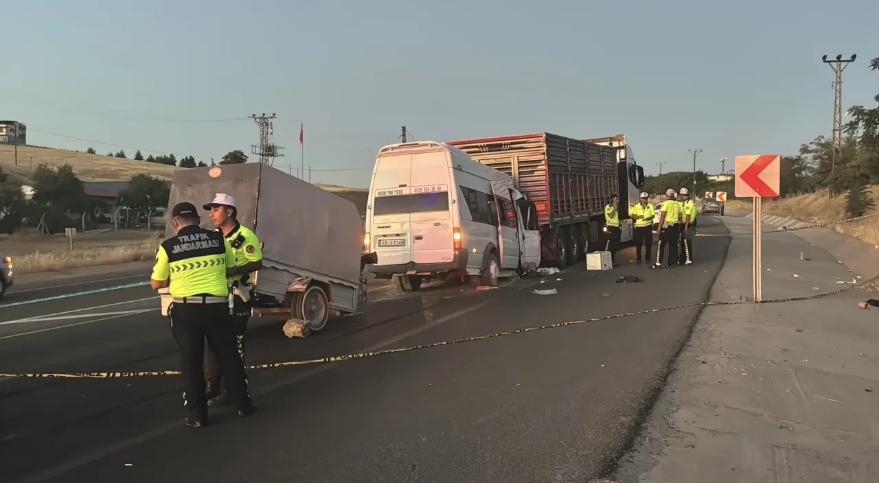 Malatya'da işçi servisi, tırın altına girdi: 19 yaralı