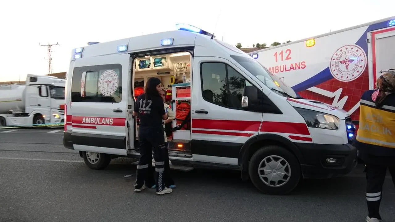 Malatya'da işçi servisi, tırın altına girdi: 19 yaralı
