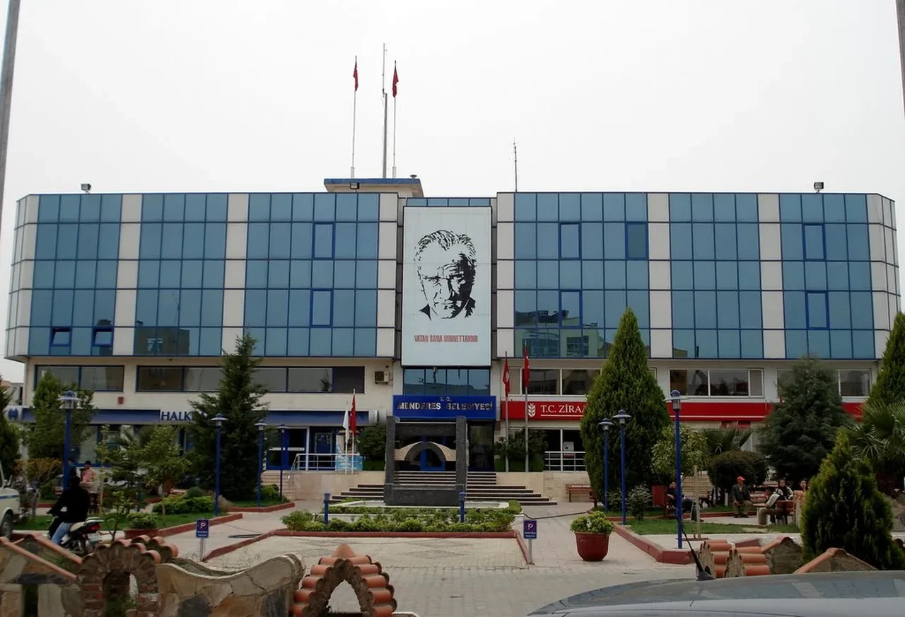 Menderes Belediyesi'ne operasyon! Belediye Başkanı İlkay Çiçek gözaltında