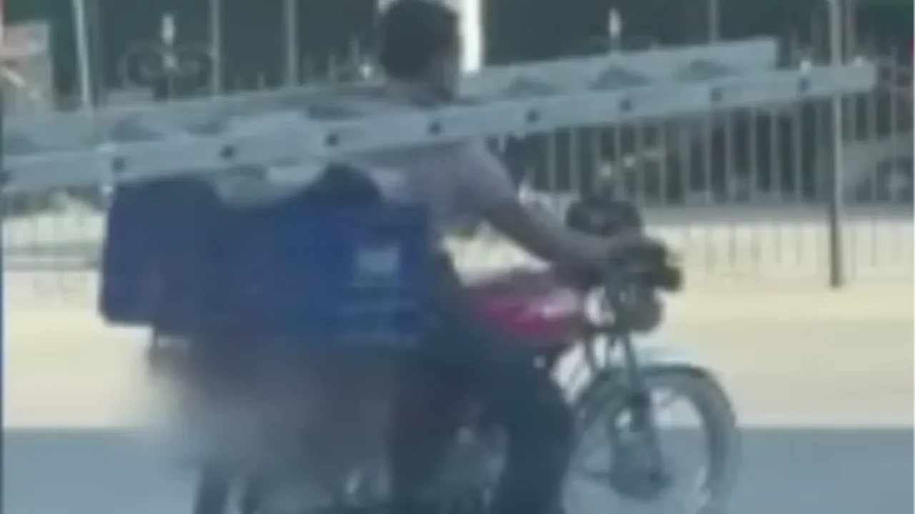 Merdiveni boynuna astı, motosikletiyle trafiğe çıktı: O anlar kamerada