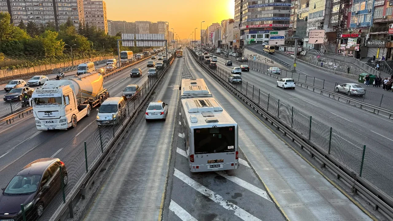Metrobüs durağında korkunç kaza! Bir anda yola düştü