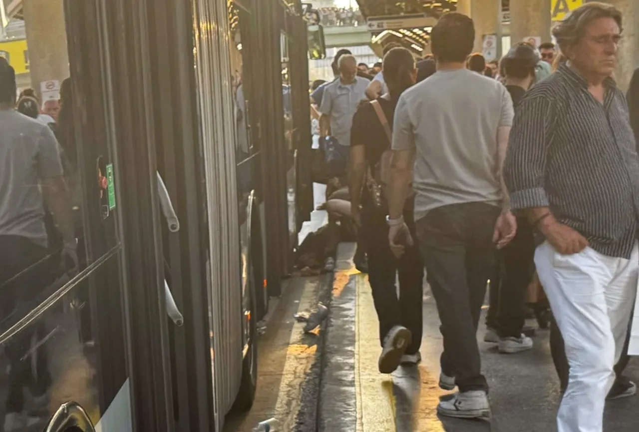 Metrobüs durağında korkunç kaza! Bir anda yola düştü