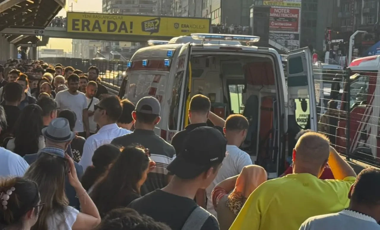 Metrobüs durağında korkunç kaza! Bir anda yola düştü