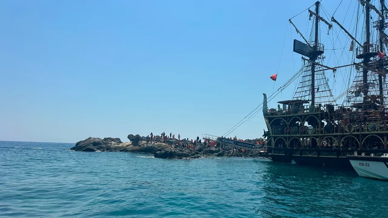 Ölüdeniz'de korku dolu anlar! Tatil turu kabusa döndü, bir anda su almaya başladı