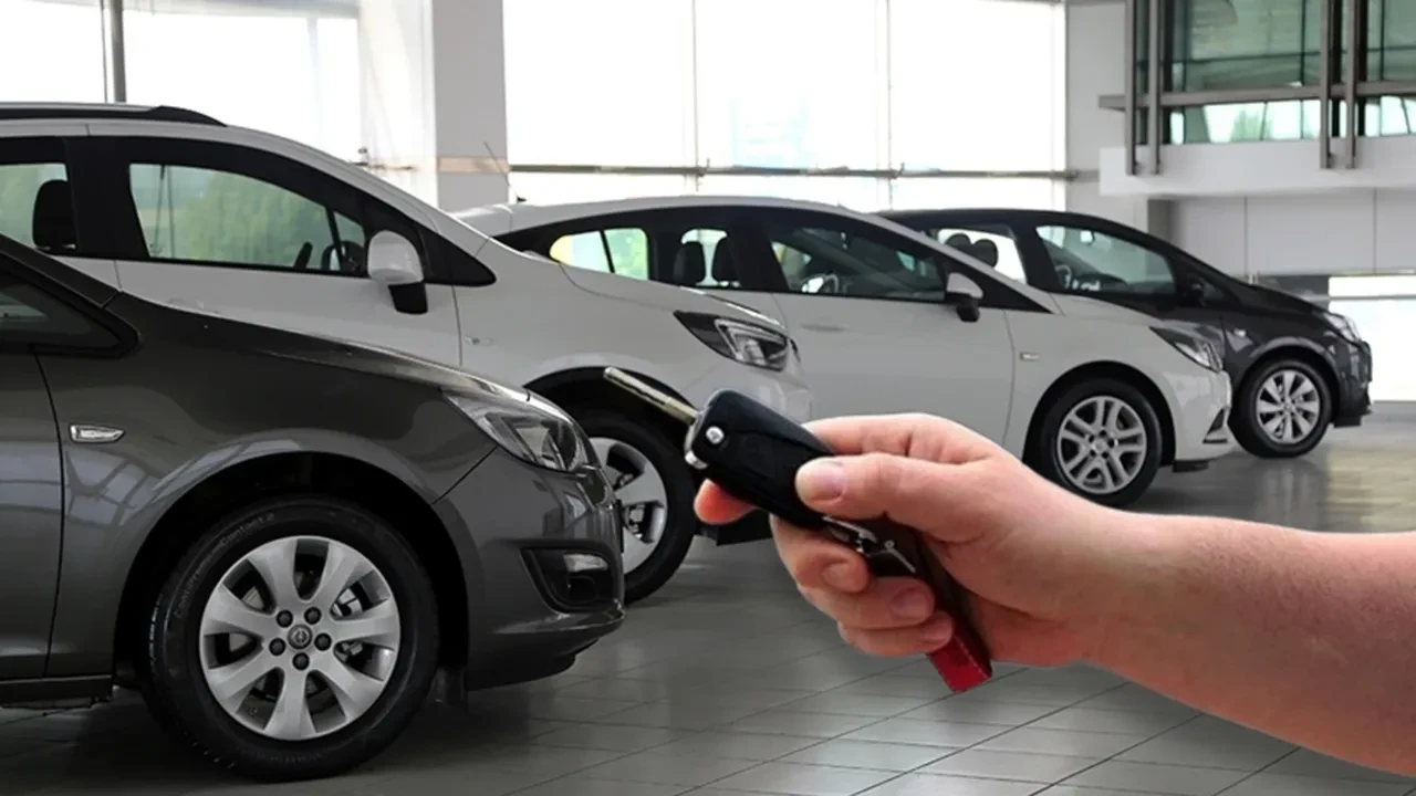 Otomobil satışlarında büyük gerileme! Piyasa daralırken, en çok satan otomobiller belli oldu