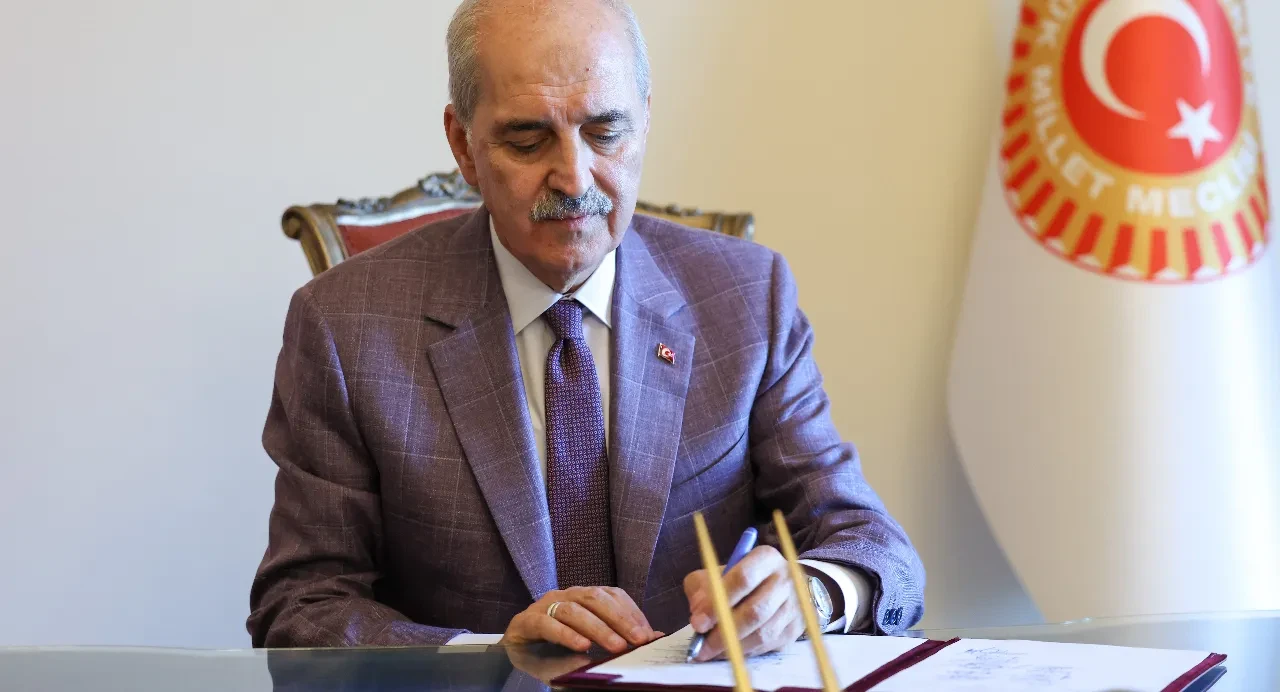 TBMM Başkanı Numan Kurtulmuş çerçeve yasa için imza attı