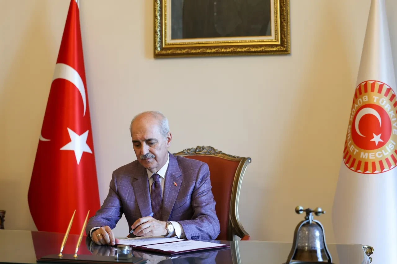 TBMM Başkanı Numan Kurtulmuş çerçeve yasa için imza attı