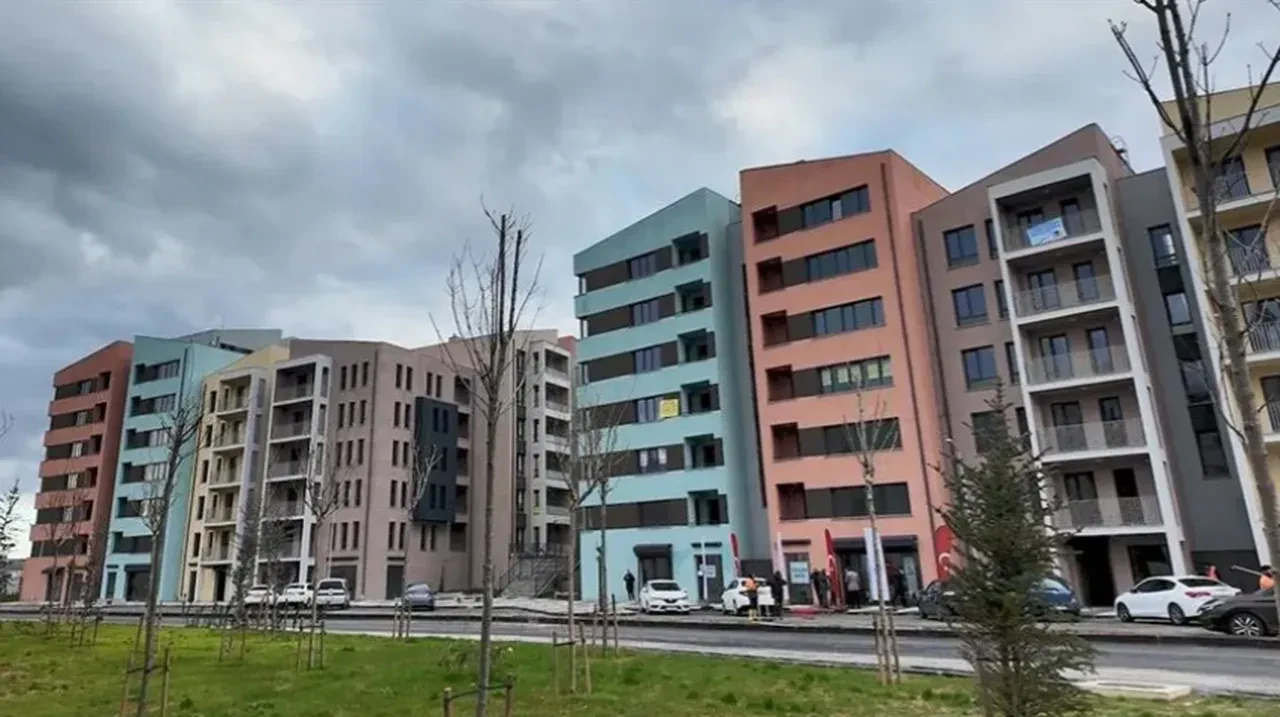 TOKİ İstanbul kiralık konutları ile fahiş fiyatlara son! Başvuru şartları neler, kimler yararlanacak? Dr. Nihat Şen tüm detayları açıkladı!