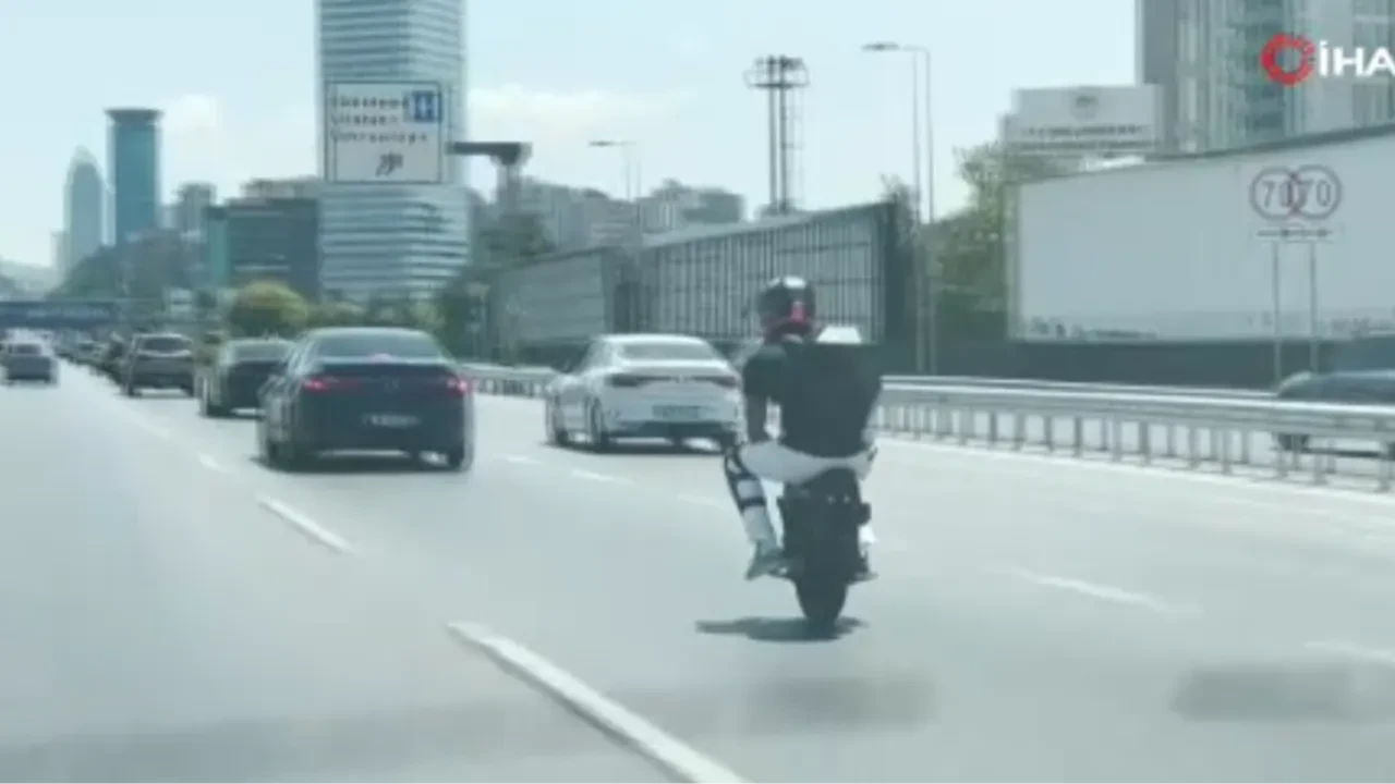 Trafikte canını hiçe sayan sürücü! Tek tekerli scooter ile yola çıktı 