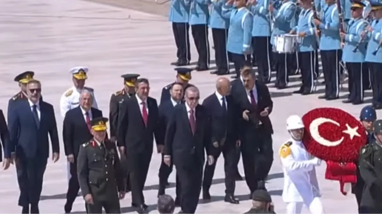 YAŞ üyeleri, Anıtkabir'i ziyaret etti! Şimdi gözler Beştepe'de