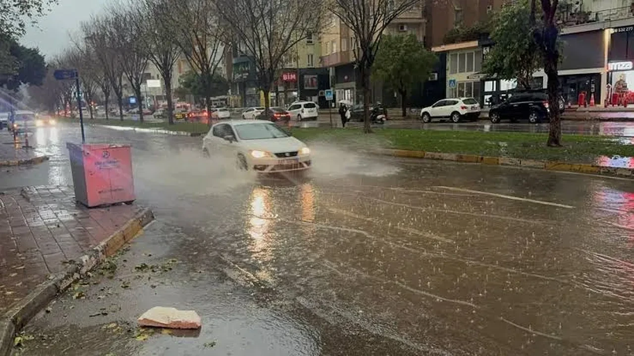 5 Ağustos 2026 hava durumu | Meteoroloji'den gök gürültülü sağanak uyarısı! Üç bölge için alarm