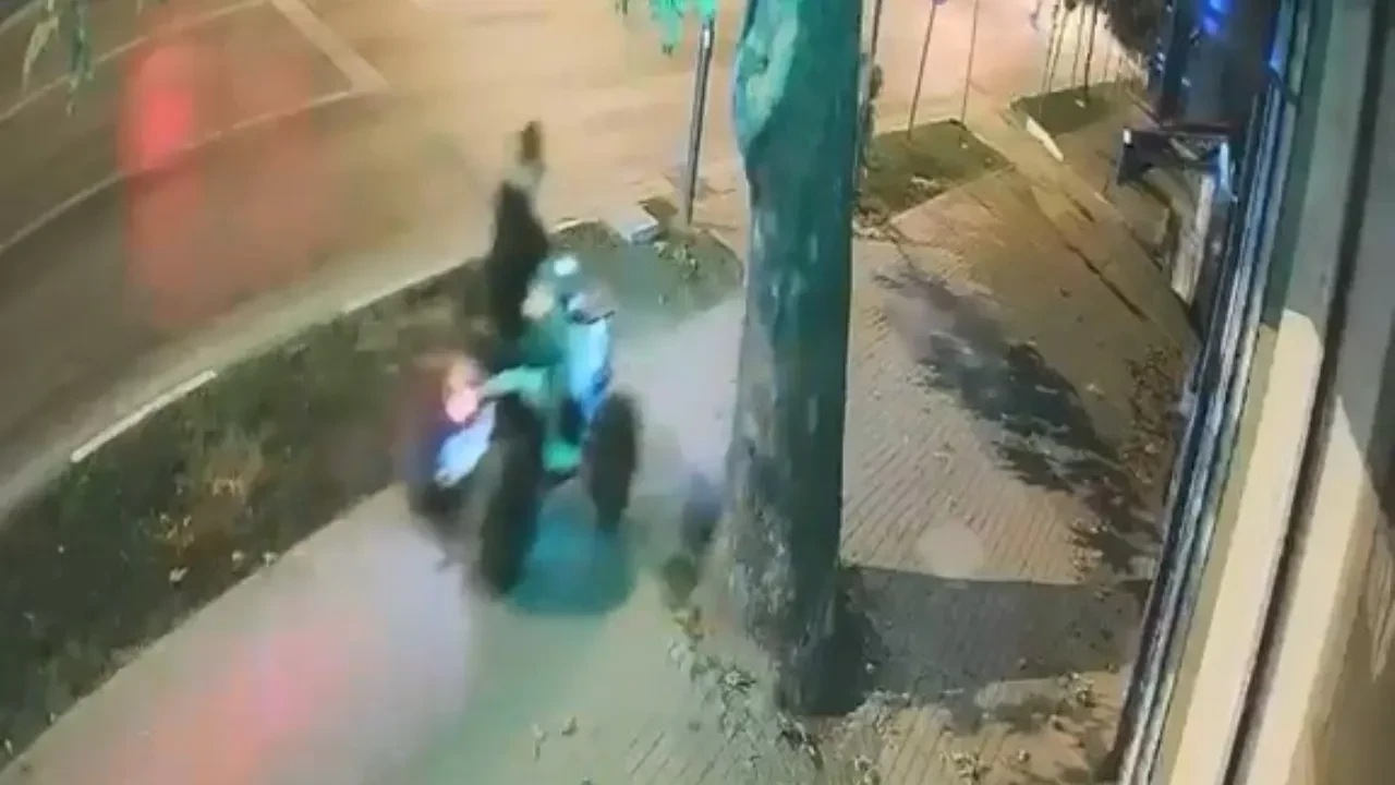 ATV ile yolun karşısına geçerken canından oldu! Feci kaza saniye saniye kamerada