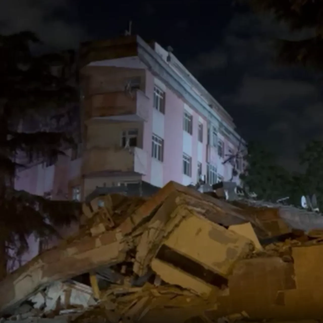 İstanbul Bahçelievler'de korkutan olay: 4 katlı bina yıkıldı