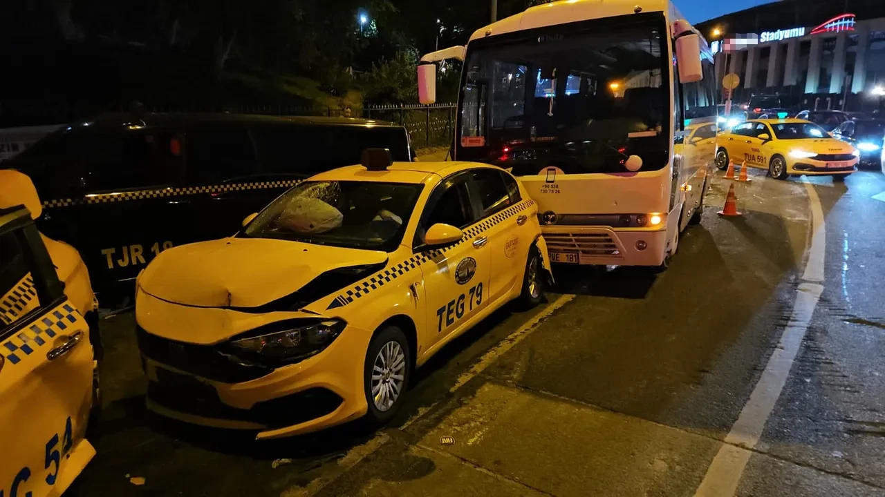 Beyoğlu'nda trafik birbirine girdi: 8 araç kaza yaptı