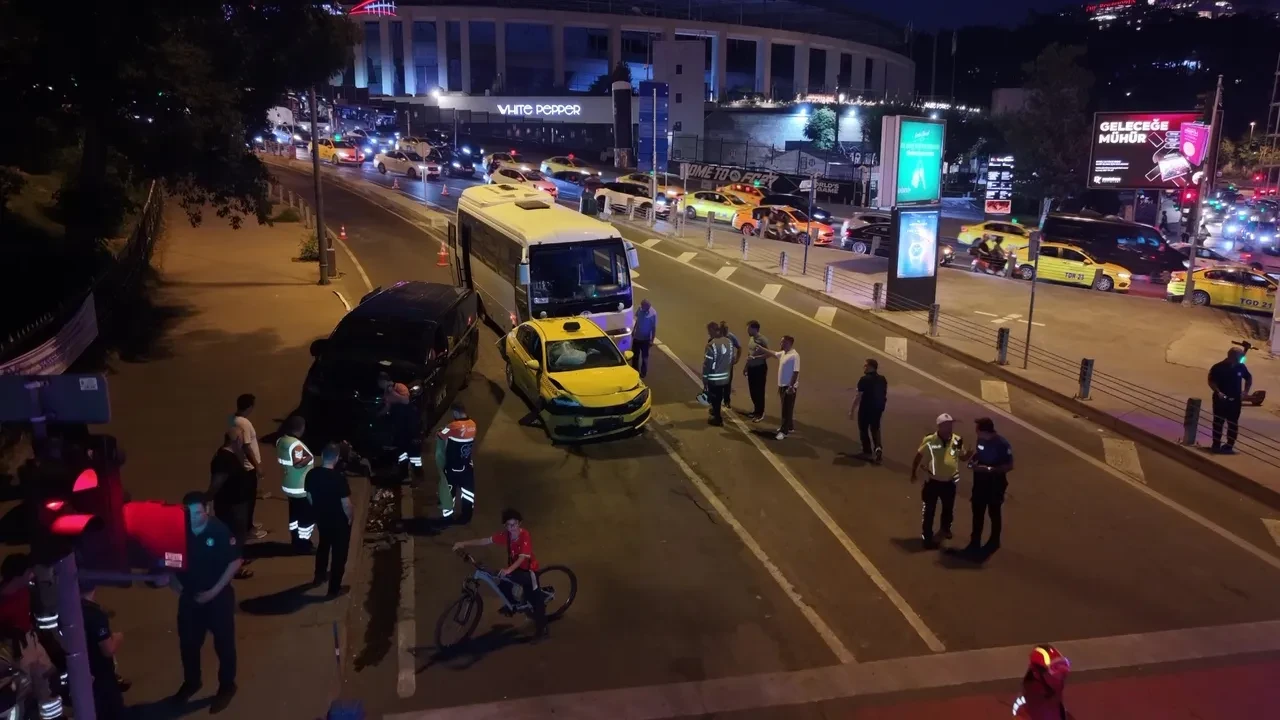 Beyoğlu'nda trafik birbirine girdi: 8 araç kaza yaptı