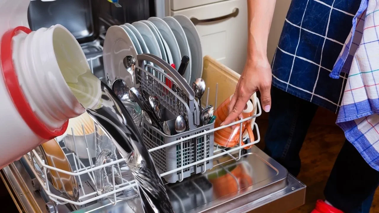 Bulaşık makinesine neden çamaşır suyu eklenmez? Duyunca çok şaşıracaksınız