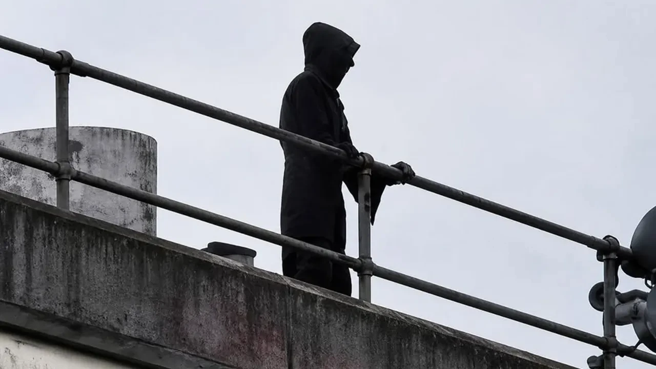 Hastane çatısında 'Azrail' paniği! Polis harekete geçti, savunması ise şaşırttı