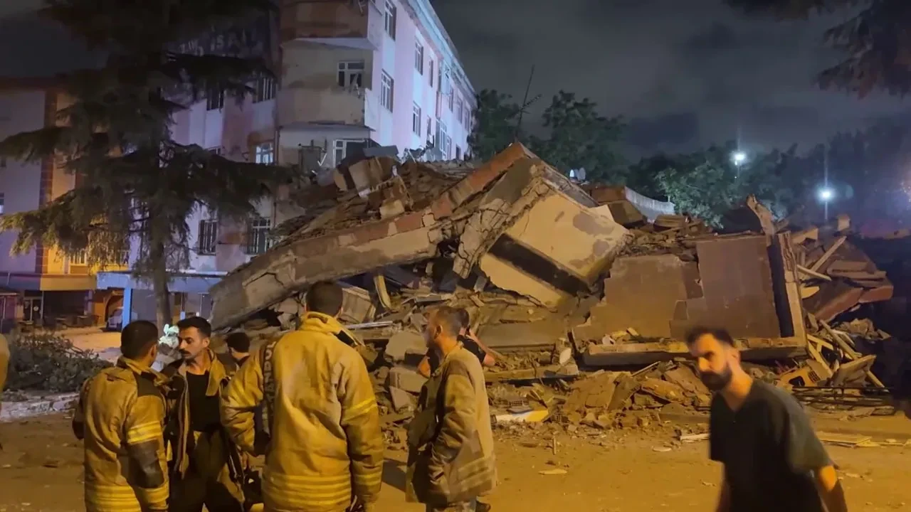 İstanbul Bahçelievler'de 6 katlı bina çöktü! Felaketi 1 gün önce alınan karar önledi