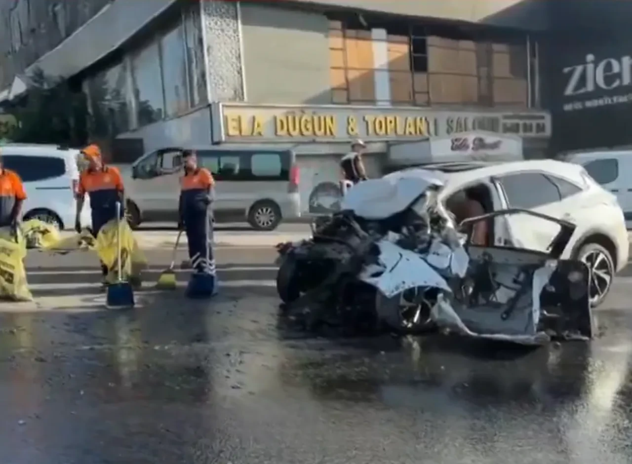 Küçükçekmece'de feci kaza: 3 kişi hayatını kaybetti