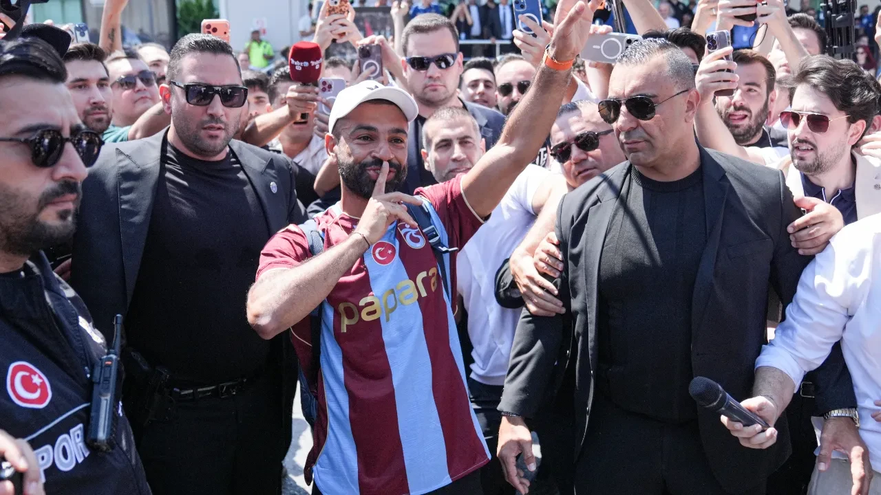 Mohamed Salah havalimanı çıkışında taraftarlara üçlü çektirdi