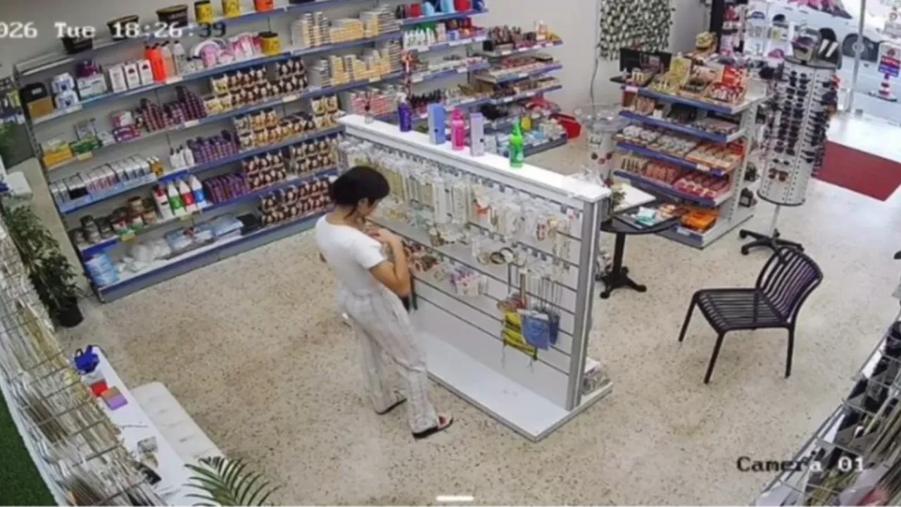 Müşteri gibi girdi, takıları iç çamaşırına gizleyip çaldı: O anlar kamerada