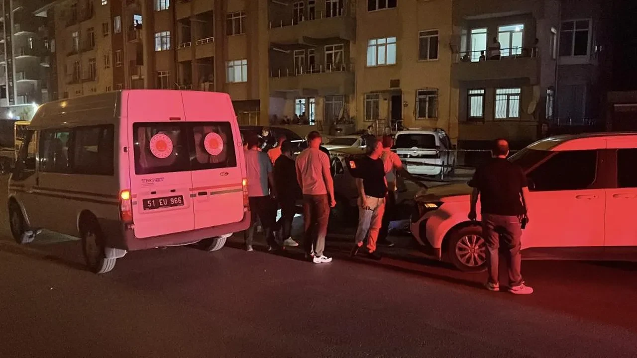 Niğde'de otomobilde bir kadın ölü bulundu yanındaki kişi yaralı halde hastaneye kaldırıldı