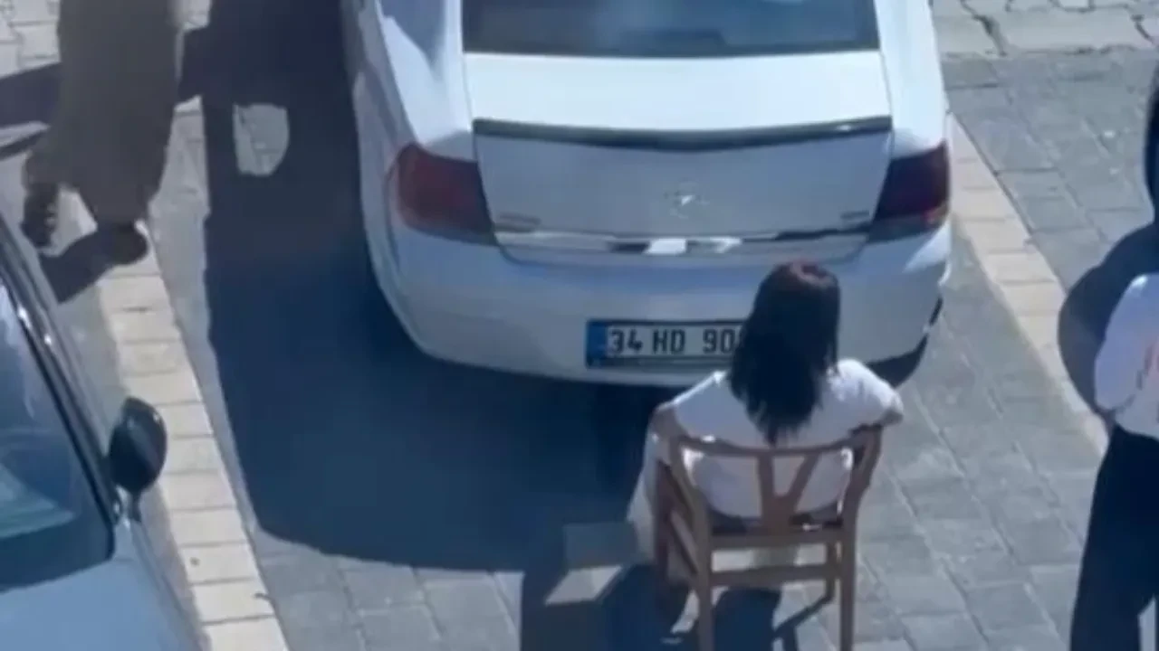 Sandalyeyle otomobilin önünü kesti! Park yeri tartışması kamerada