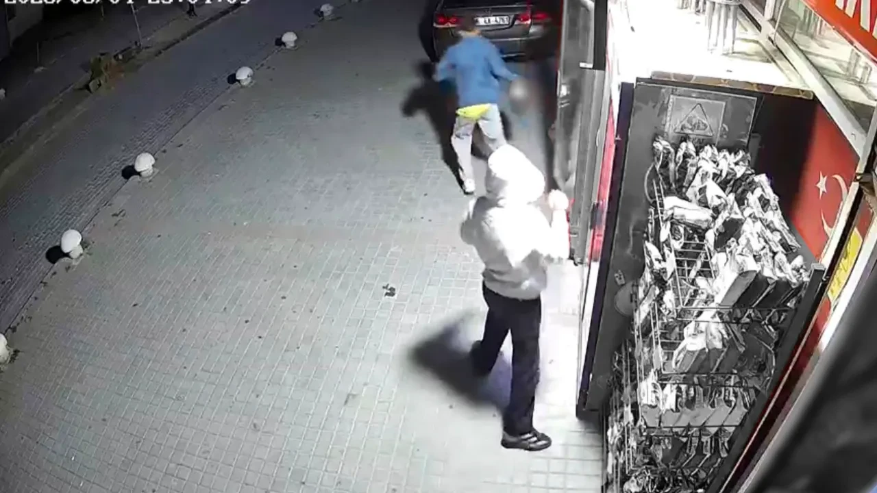 Sincan'da marketten içecek çalan çocuklar kamerada