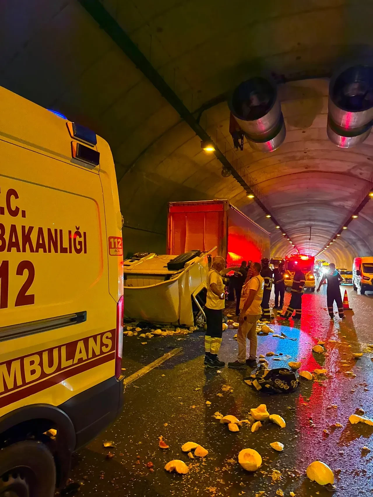 Tünelde feci kaza: Tırın kupası dorseden ayrıldı