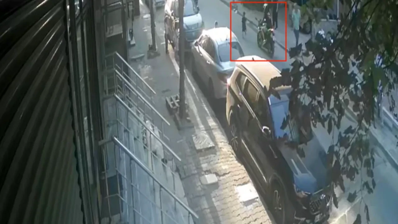 Motosikletin çarptığı küçük çocuk metrelerce savruldu! Feci kaza kamerada