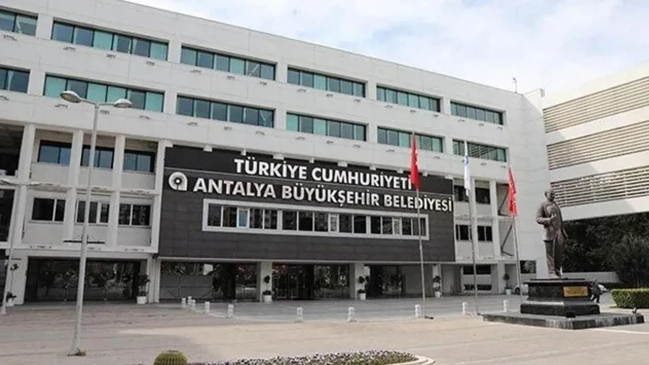 Antalya Büyükşehir Belediyesi rüşvet soruşturmasında iş adamıyla belediye yöneticisi serbest bırakıldı
