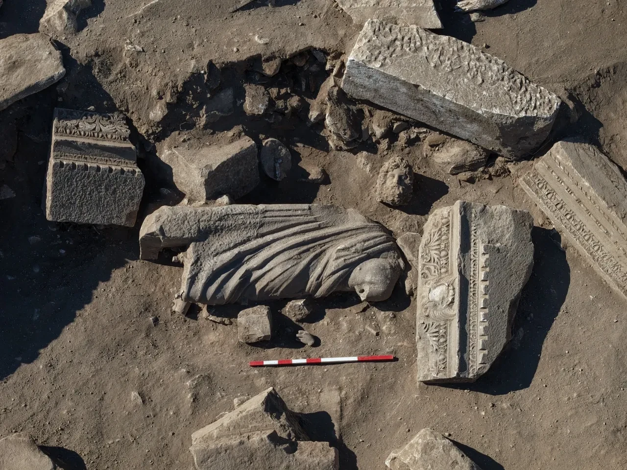 Aspendos’ta şifanın 1800 yıllık dev heykeli gün yüzüne çıktı: Sağlık tanrısı ve oğlunun 2,20 metrelik heykeli bulundu