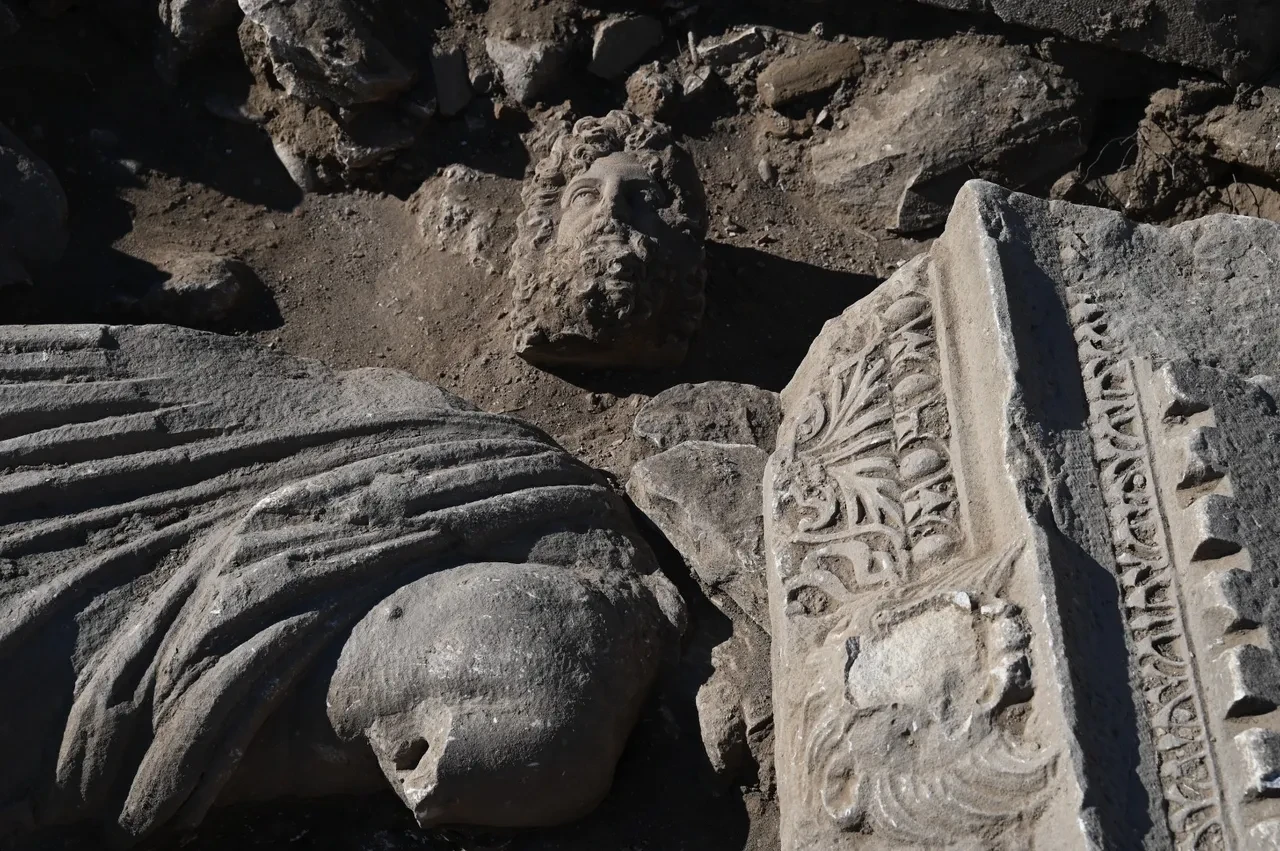 Aspendos’ta şifanın 1800 yıllık dev heykeli gün yüzüne çıktı: Sağlık tanrısı ve oğlunun 2,20 metrelik heykeli bulundu