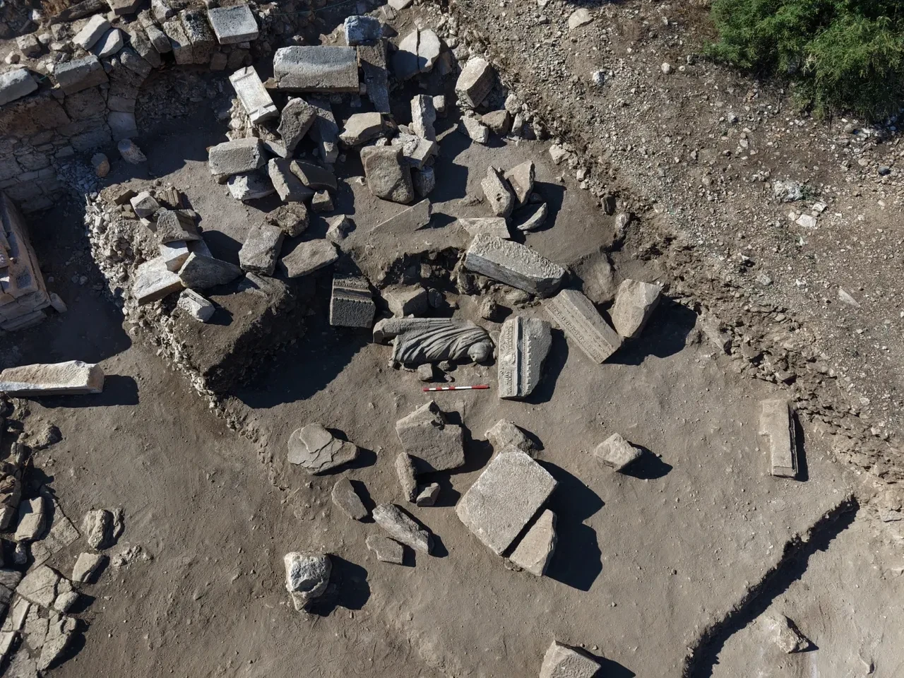 Aspendos’ta şifanın 1800 yıllık dev heykeli gün yüzüne çıktı: Sağlık tanrısı ve oğlunun 2,20 metrelik heykeli bulundu
