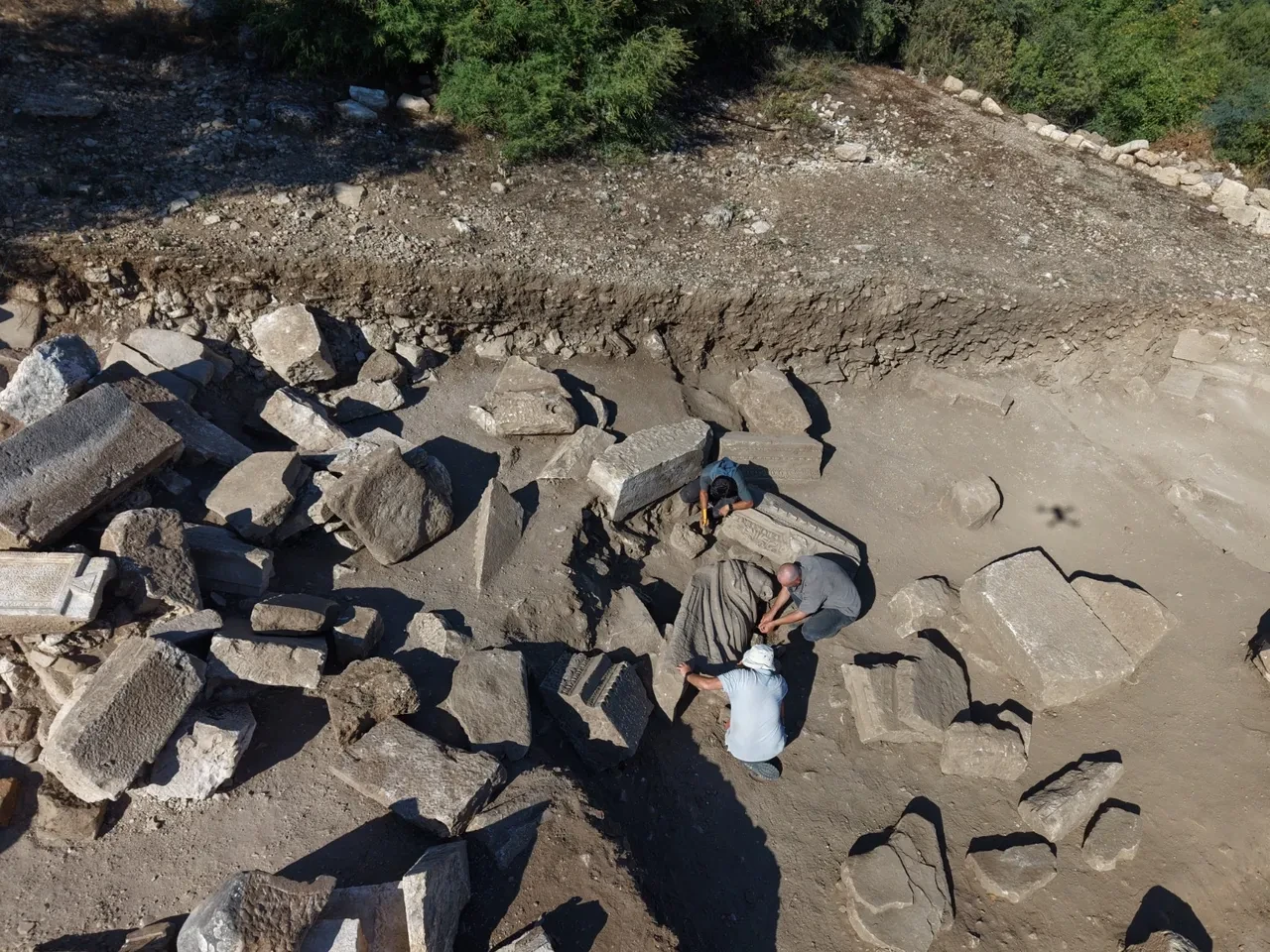 Aspendos’ta şifanın 1800 yıllık dev heykeli gün yüzüne çıktı: Sağlık tanrısı ve oğlunun 2,20 metrelik heykeli bulundu