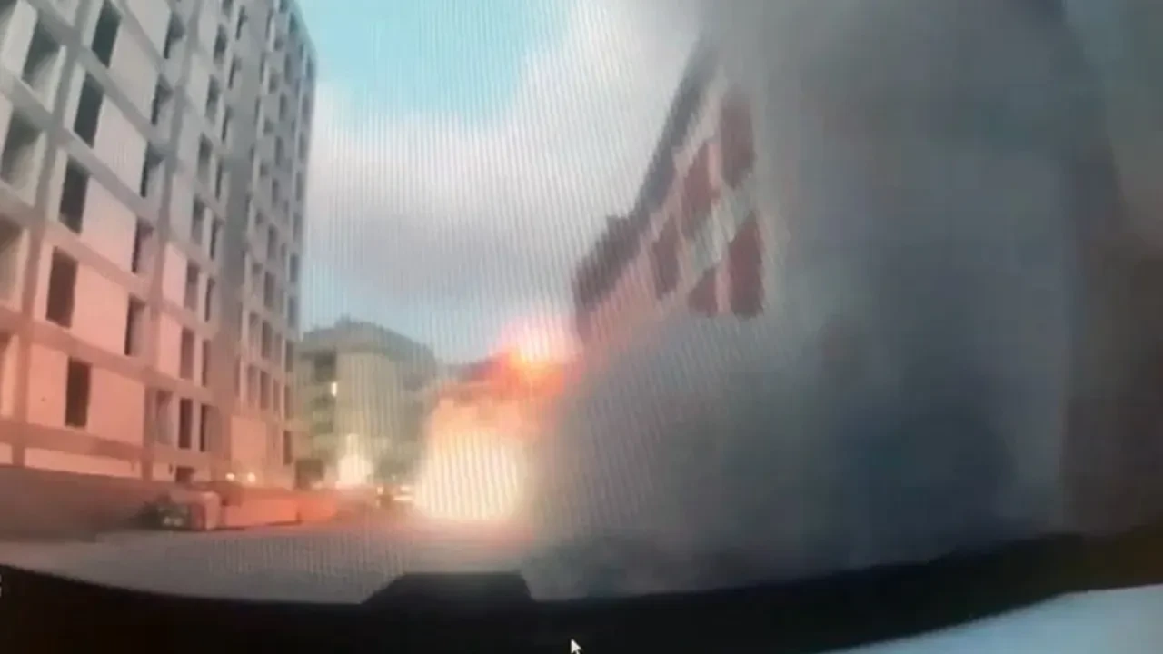 Bahçelievler’deki binanın çökme anı araç kamerasına yansıdı