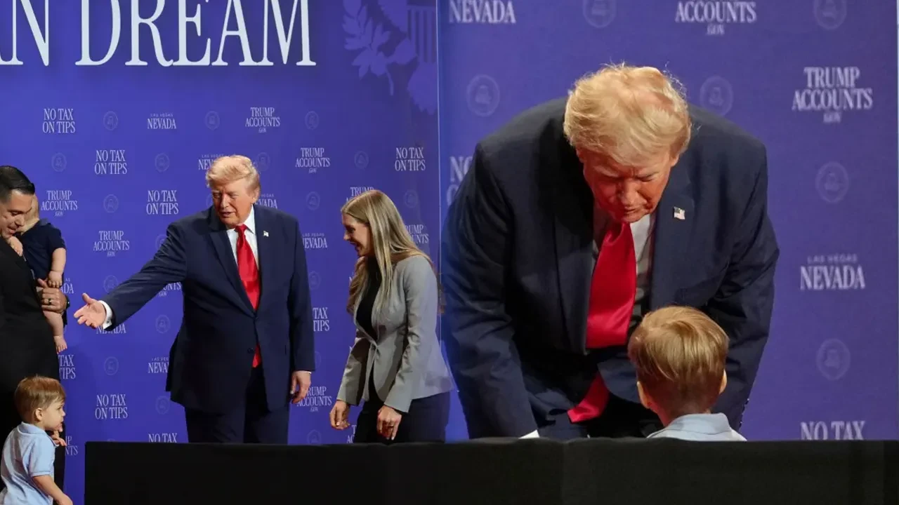 Çocuğun sahneden düşmesini engelleyen Trump o anlarda yine Biden'ı diline doladı