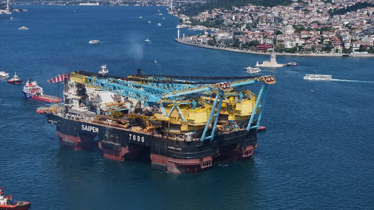 Dünyanın en büyük üçüncü vinç gemisi! Saipem 700 İstanbul Boğazı’ndan geçti