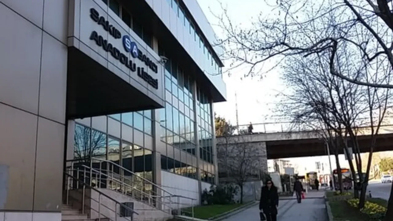 İstanbul'da en yüksek puanla öğrenci alan liseler belli oldu! İşte LGS şampiyonlarının tercih ettiği liseler