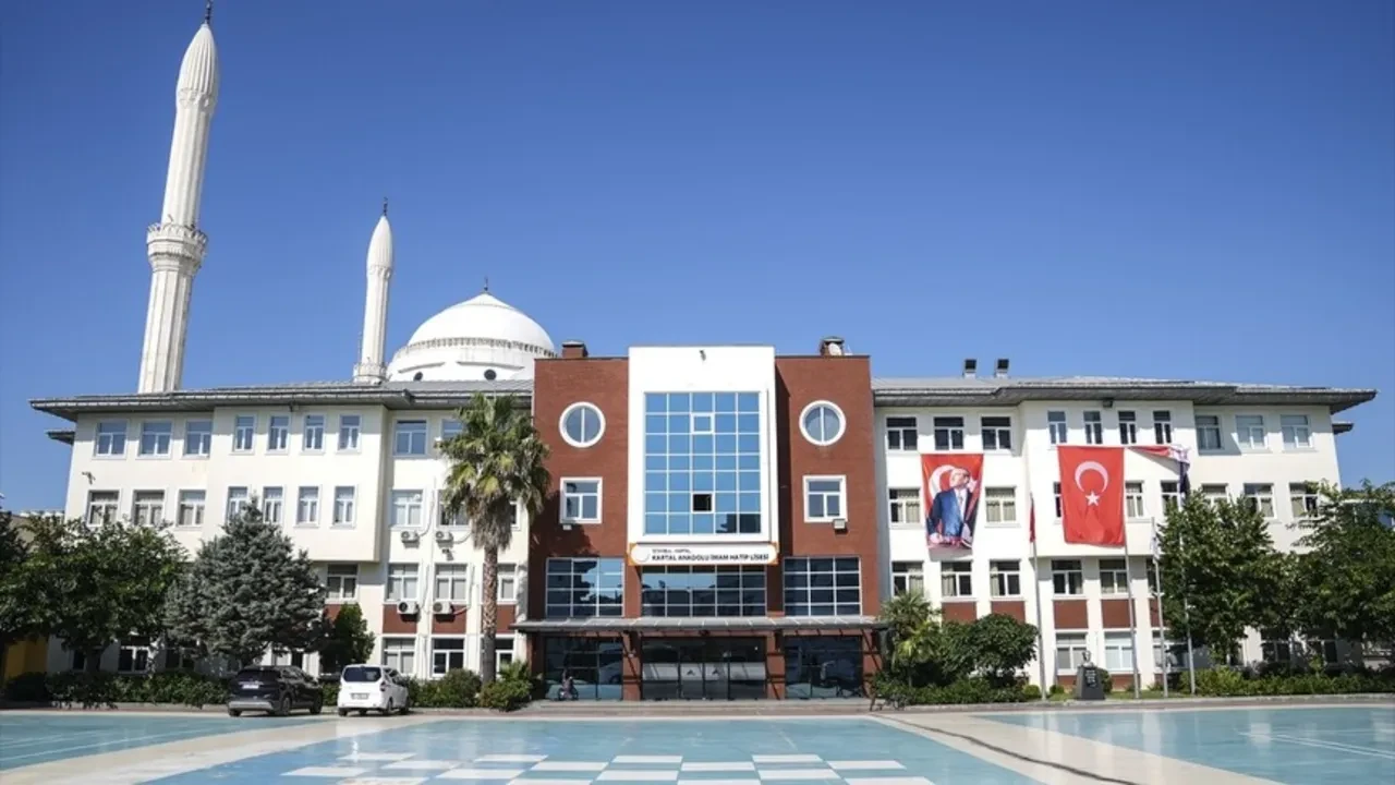İstanbul'da en yüksek puanla öğrenci alan liseler belli oldu! İşte LGS şampiyonlarının tercih ettiği liseler