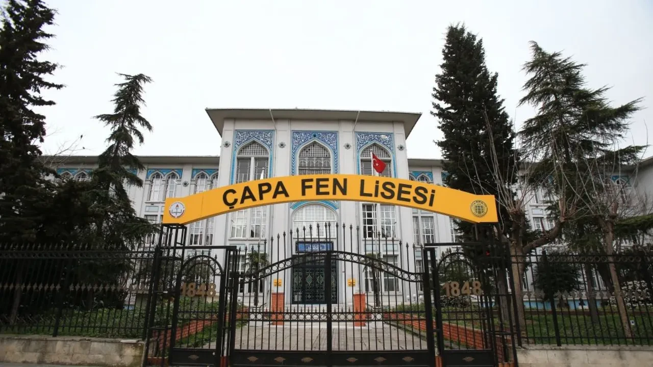 İstanbul'da en yüksek puanla öğrenci alan liseler belli oldu! İşte LGS şampiyonlarının tercih ettiği liseler