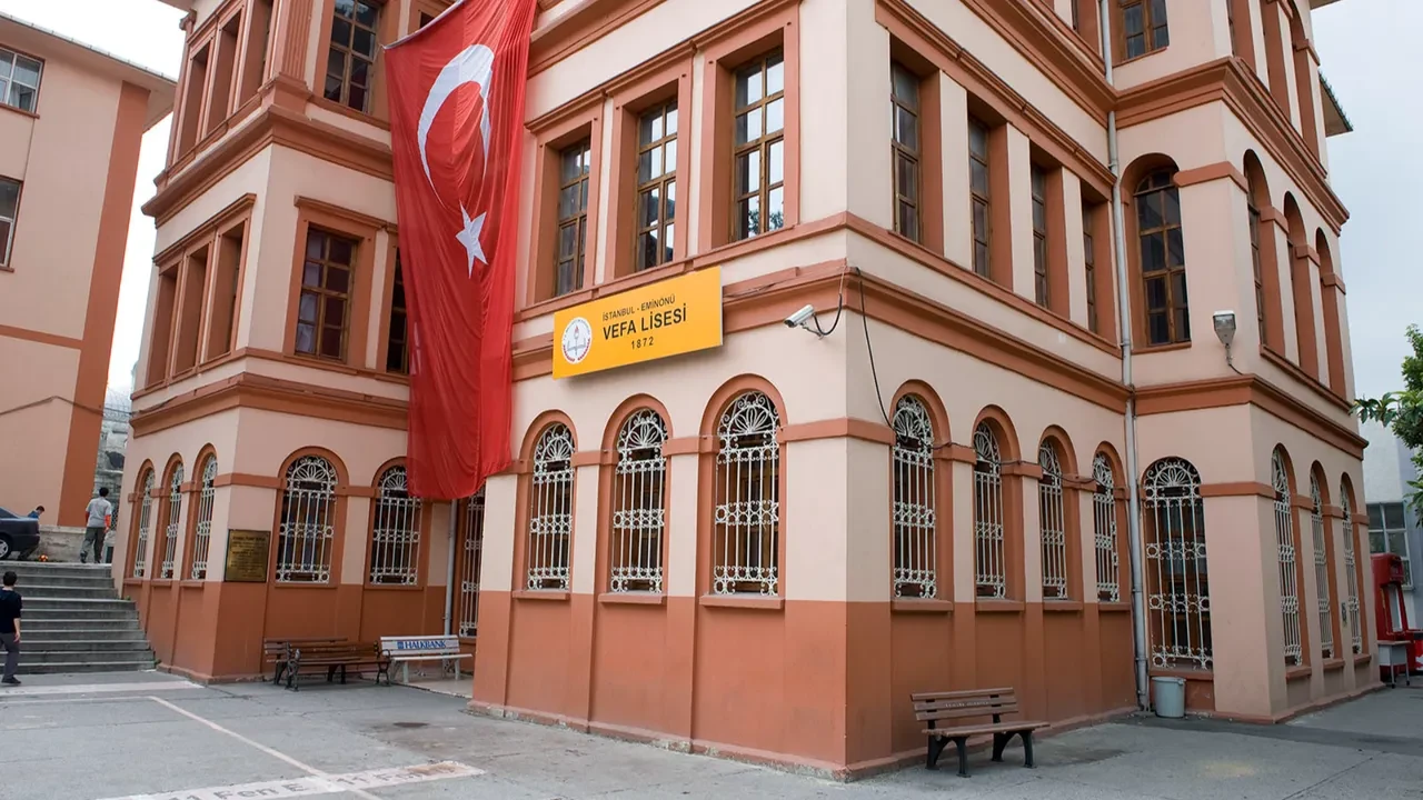 İstanbul'da en yüksek puanla öğrenci alan liseler belli oldu! İşte LGS şampiyonlarının tercih ettiği liseler