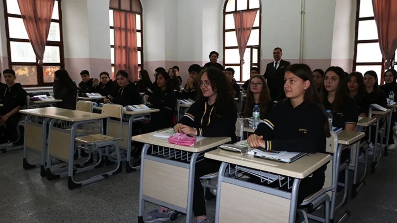 İstanbul'da en yüksek puanla öğrenci alan liseler belli oldu! İşte LGS şampiyonlarının tercih ettiği liseler