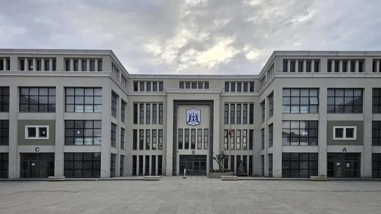 İstanbul'da en yüksek puanla öğrenci alan liseler belli oldu! İşte LGS şampiyonlarının tercih ettiği liseler