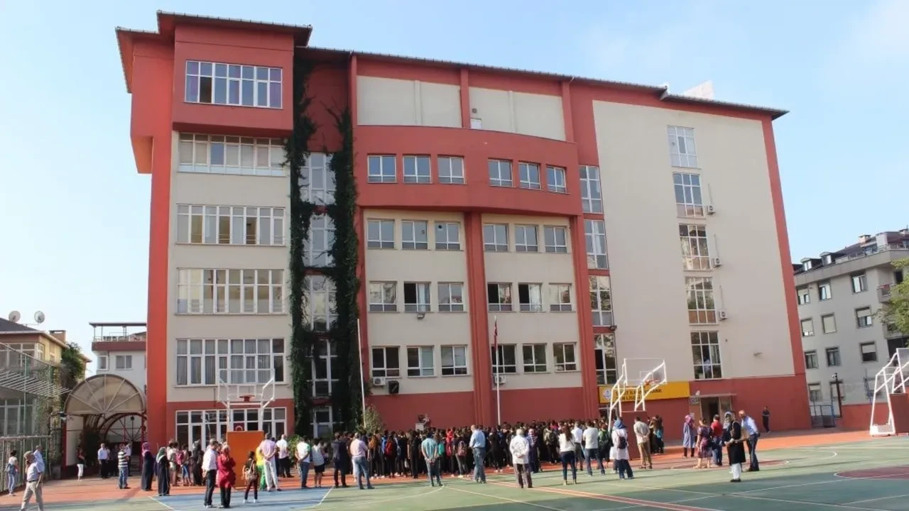 İstanbul'da en yüksek puanla öğrenci alan liseler belli oldu! İşte LGS şampiyonlarının tercih ettiği liseler